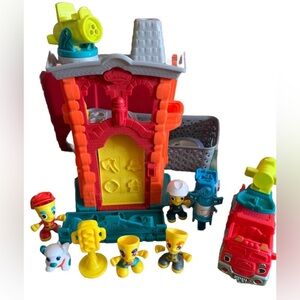 Play-Doh Town Fire Station firetruck, police motorcycle and Figures